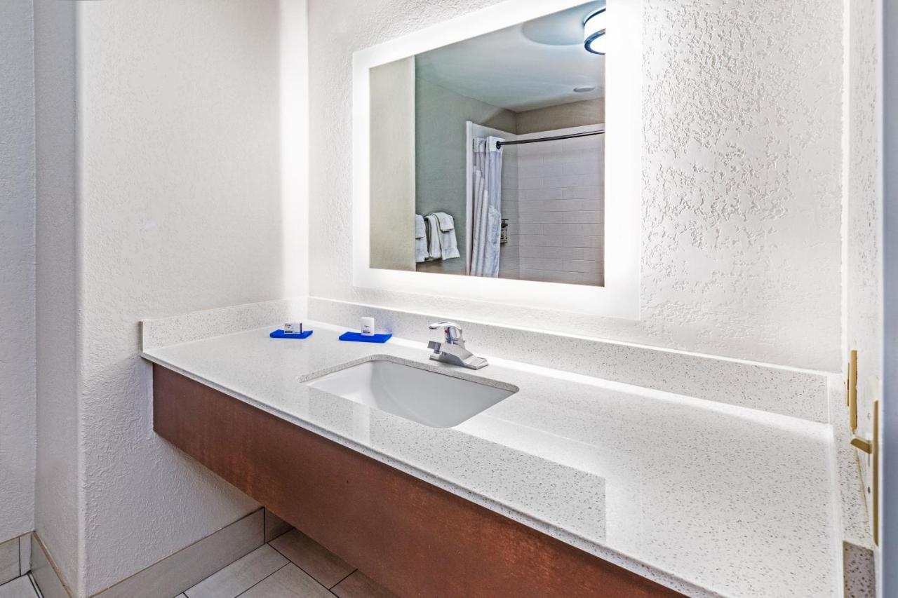 Express & South By Ihg Hotel 2*